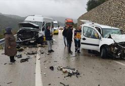 Yolcu minibüsü ticari araç ile kafa kafaya çarpıştı 1 kişi hayatını kaybetti