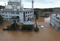 Sel mahalleyi yuttu! Sular 50 santimetreye ulaştı