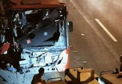 Otobüs üst geçidin asansörüne çarptı 24 kişi yaralandı
