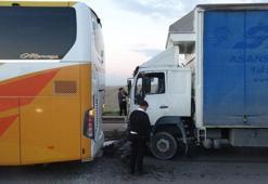 Yolcu otobüsü ile nakliye kamyonu çarpıştı viyadükte trafik kilitlendi