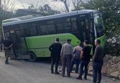 Özel halk otobüsü duvara çarptı kazada 10 yolcu yaralandı