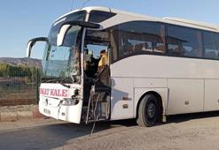 Otobüs ile traktörün çarpıştığı kazada 1 kişi yaralandı