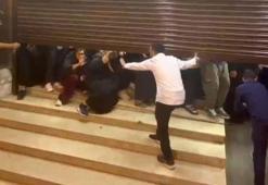 Mağazadaki indirim izdihamı kamerada: Yüzlerce kişi aynı anda akın etti