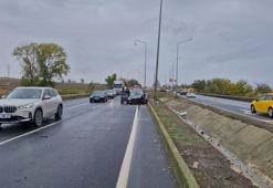 İstanbul-Tekirdağ yolunda sağanak kazası: Otomobil 3 direğe çarptı