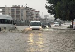 Sağanak yağış hayatı olumsuz etkiledi! Yollar ve bahçeler su altında kaldı