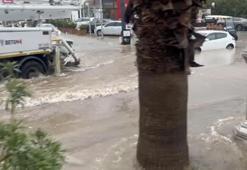 Bodrum’da sağanak dehşeti: Cadde ve sokaklar göle döndü