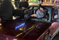 Düzce'de otomobile çarpan motosiklet sürücüsü camdan içeri girdi