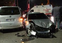 Öğrenci servisi ile otomobil çarpıştı 12 öğrenci hastaneye kontrole götürüldü