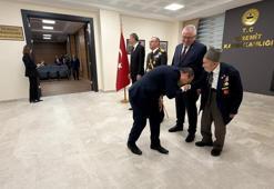 Edremit’te 29 Ekim töreninde duygulandıran an: Kore Gazisinin elini öptüler