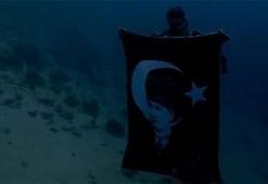 Muğla’da Cumhuriyet coşkusu mavi suların metrelerce derinine indi! Görenlerin içini ısıtan anlar