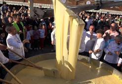 Trabzon Gastronomi Festivali'nde rekor şov: 1 ton 680 kilo kuymak vatandaşa ikram edildi