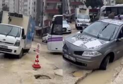 Adana’da şiddetli yağış! Yol çöktü, araçlar içine düştü