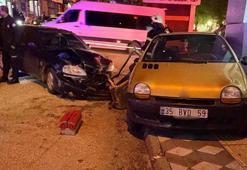 Kavşakta çarpışan otomobiller iş yeri vitrinine çarparak durabildi