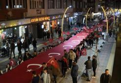 Meşaleler ve marşlar eşliğinde Cumhuriyet yürüyüşü