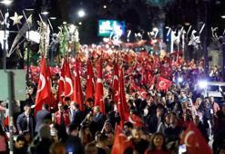 103'üncü yıl coşkusu İzmir'de gökyüzünü aydınlattı