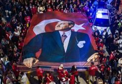 Cumhuriyet'in 103'üncü yıl dönümünde Kuşadası'nda 250 metrelik dev Türk bayrağı açıldı