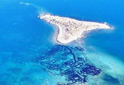 Fotoğraflar her şeyi anlatıyor! Van Gölü’nde sular çekildi, su altındaki gizemli yapılar açığa çıktı