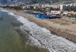 Yurtta fırtına var, Alanya'da turistler plaja akın etti!