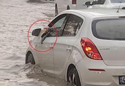 Otomobiline dolan suyu bardakla tahliye etmeye çalıştığı anlar kameraya böyle yansıdı
