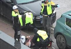 Polisin kazada yaralanan kadına yardımı yürekleri ısıttı