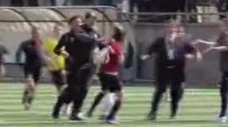 Kadın futbolcular rakiplerine saldırdı!