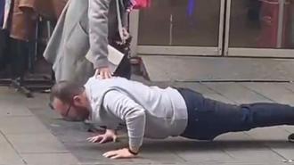 Çarşı ortasında şınav çektirdi