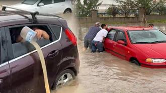 Meteoroloji uyarmıştı: Ankara'da sokaklar göle döndü, araçlar yolda kaldı