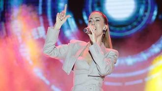 Derya Uluğ'un sahnede eli ayağına dolaştı! Yardım istedi