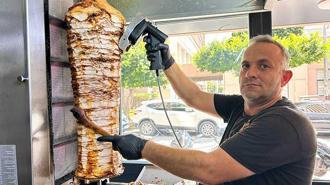 Dönerci ustası kavurucu sıcakta kendi çözümünü buldu