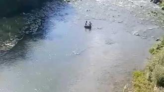 Kelkit Çayı'nda traktör şambreli ile rafting yaptılar