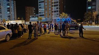 Kayseri'de yolun karşısına geçen yayaya peş peşe 2 otomobil çarptı!