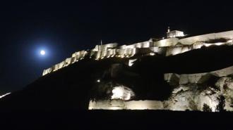 Van semalarında dolunay ve tarihi kale manzarası mest etti