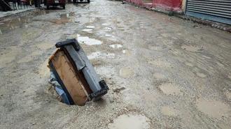 Adana'da çöken yola ilginç çözüm bulundu! Görenler gözlerine inanamadı