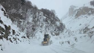 Artvin'de çığ düştü! Vali Ergün kaç kişinin çığ altında kaldığını açıkladı