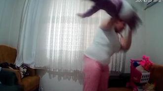 Kızının vücudunda morluklar gören baba eve kamera taktı! Görüntüleri izlediğinde korkunç anne şiddetini gördü