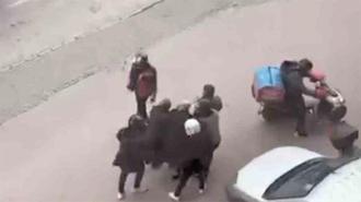 Bursa'da lodosa yakalanan yaşlı kadının imdadına kuryeler yetişti