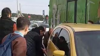 Otobüse yol vermek için aracı elleriyle kaldırdılar! O anlar kameralara böyle yansıdı
