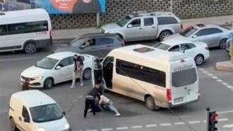 İstanbul'da kırmızı ışıkta yol verme kavgası kameralara yansıdı