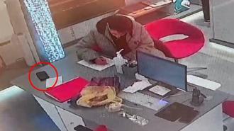 İş görüşmesinde telefon hırsızlığı! O anlar kamerada; Kağıtla üstünü örtüp cebine attı