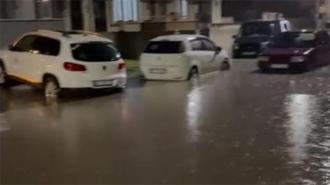 İnegöl'de sağanak hayatı felç etti! Sürücü, aracına böyle girebildi