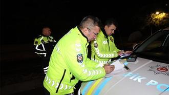 Alkollü sürücü yolda uyuya kaldı, uyanınca polise ecel teri döktürdü! Anbean görüntülendi