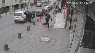 Eyüpsultan'da kuyumcuya soygun girişimi! Hırsızların panik halleri kamerada