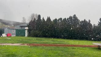 İstanbul'da kar yağışı başladı! Meteoroloji saat verdi: Kuvvetli sağanak ve fırtına geliyor: