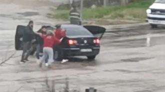 Adana'da bir kadının karıştığı sopalı kavga kameralara yansıdı