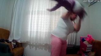 Bebeğe şiddet uygulayan acımasız annenin cezası belli oldu! O anlar kamerada