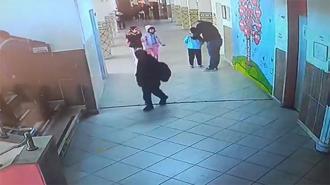 Nöbetçi öğretmen Heimlich manevrası ile öğrenciyi hayata döndürdü! Anbean kaydedildi