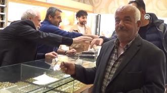 Altınları bozup parasını dolandırıcılara gönderecekti! Kuyumcu ikna edemeyince polisi çağırdı: O anlar kamerada