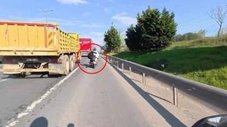 Motosiklet üstünde kadına şiddet! TEM Otoyolu'ndaki korku dolu dakikalar kamerada