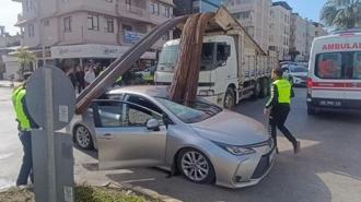 Antalya'da yürekleri ağza getiren kaza! İnşaat demirleri otomobile ok gibi saplandı