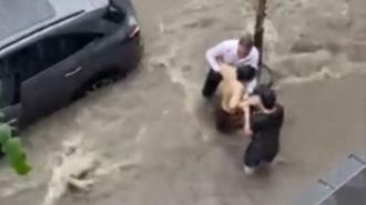 İstanbul'da can pazarı! Sulara kapılmak üzere olan kadın son anda kurtarıldı